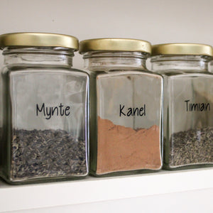 Kvadratisk krydderiglas med label