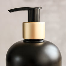 Indlæs billede til gallerivisning 500 ml shampooflaske med guldkant og label